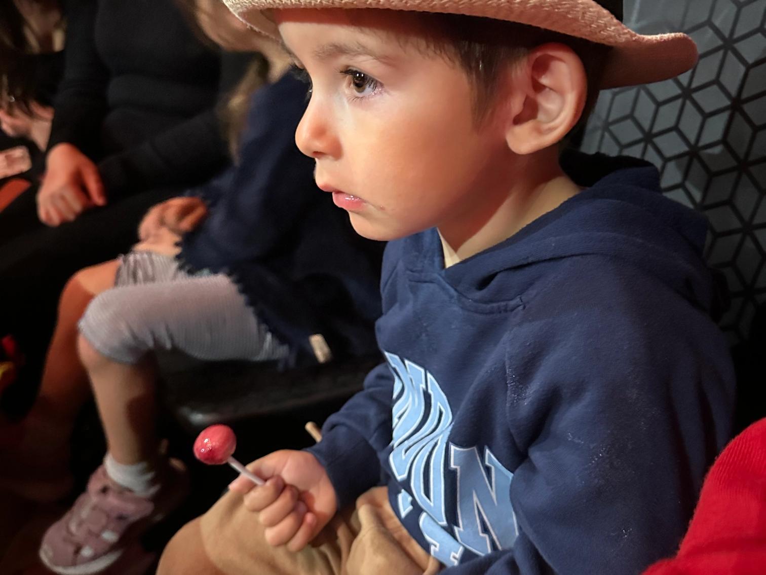 gutt på sirkus.jpeg