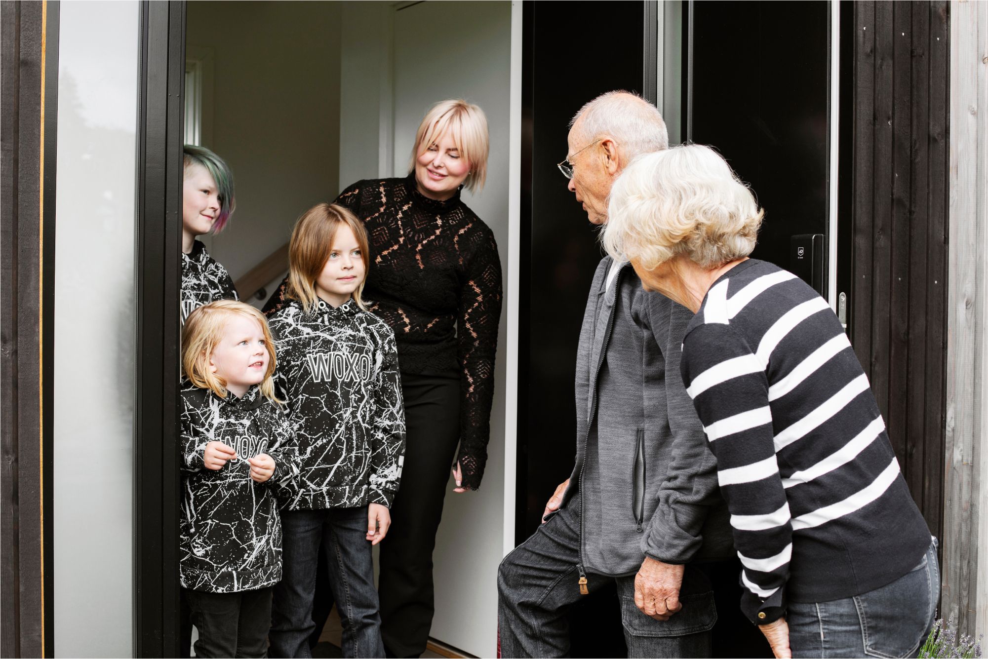 Eldre par besøker familie.