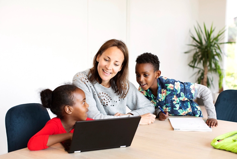 Familiekontakt hjelper 2 barn med lekser.