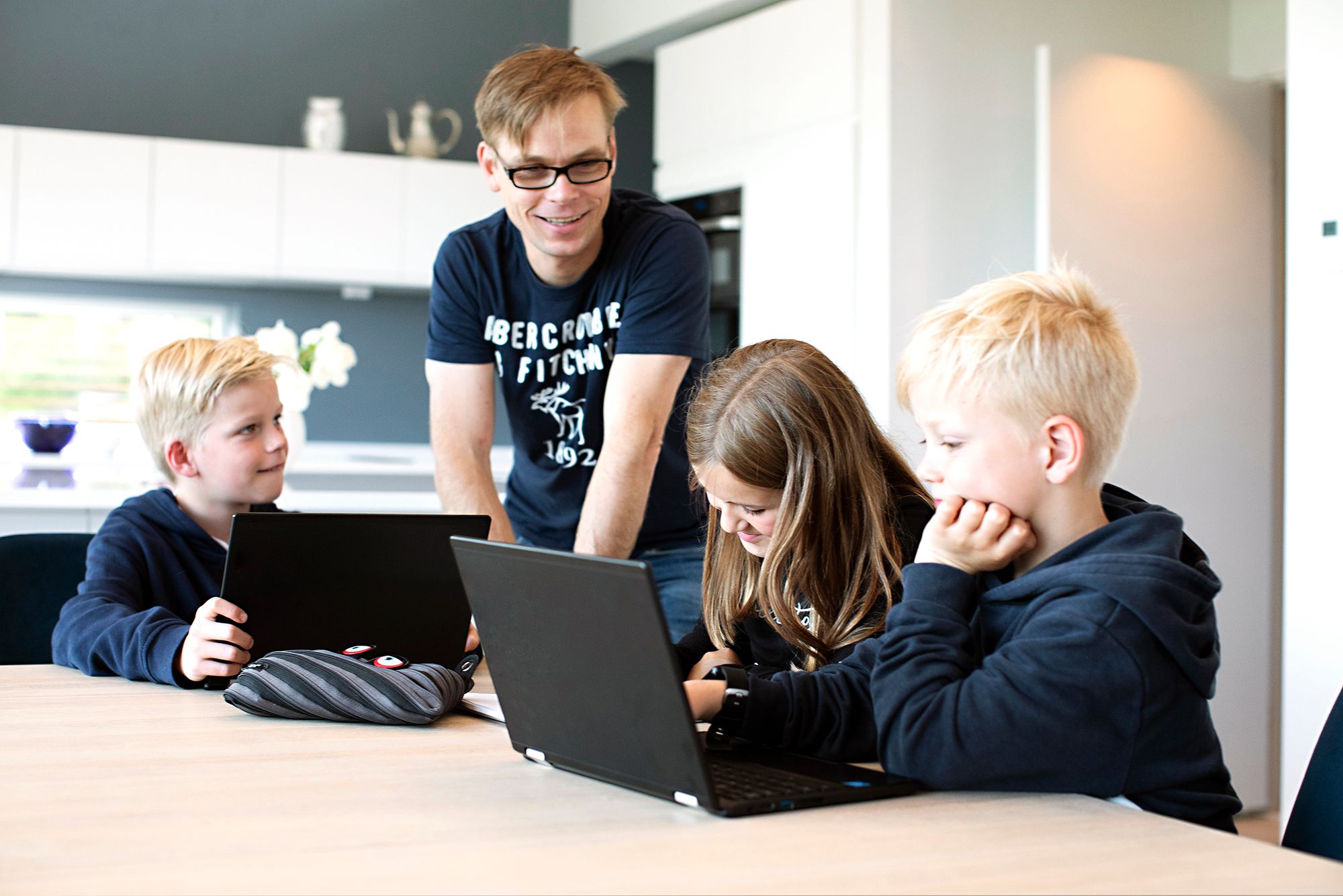 Familiekontakt hjelper 3 barn med lekser.​​​​‌﻿‍﻿​‍​‍‌‍﻿﻿‌﻿​‍‌‍‍‌‌‍‌﻿‌‍‍‌‌‍﻿‍​‍​‍​﻿‍‍​‍​‍‌﻿​﻿‌‍​‌‌‍﻿‍‌‍‍‌‌﻿‌​‌﻿‍‌​‍﻿‍‌‍‍‌‌‍﻿﻿​‍​‍​‍﻿​​‍​‍‌‍‍​‌﻿​‍‌‍‌‌‌‍‌‍​‍​‍​﻿‍‍​‍​‍​‍﻿﻿‌﻿​﻿‌﻿‌​‌﻿‌‌‌‍‌​‌‍‍‌‌‍﻿﻿​‍﻿﻿‌‍‍‌‌‍﻿‍‌﻿‌​‌‍‌‌‌‍﻿‍‌﻿‌​​‍﻿﻿‌‍‌‌‌‍‌​‌‍‍‌‌﻿‌​​‍﻿﻿‌‍﻿‌‌‍﻿﻿‌‍‌​‌‍‌‌​﻿﻿‌‌﻿​​‌﻿​‍‌‍‌‌‌﻿​﻿‌‍‌‌‌‍﻿‍‌﻿‌​‌‍​‌‌﻿‌​‌‍‍‌‌‍﻿﻿‌‍﻿‍​﻿‍﻿‌‍‍‌‌‍‌​​﻿﻿‌‌‍‍‌‌‍﻿‌‌‍​‌‌‍‌﻿‌‍‌‌​‍﻿‌‌‍‌‌​﻿​​‌‍‌‌​﻿​​‌‍‌‌‌‍​‌‌‍‌​​﻿​​‌‍​‌‌‍‌‌​﻿​​​﻿​‍​﻿​‌‌‍​‍​﻿​​‌‍​‍‌‍​‍​﻿‌‍​﻿‌​​﻿‌​‌‍‌‍​﻿‌﻿​﻿‌‌‌‍‌‍​﻿​‌​﻿​﻿‌‍​﻿​﻿‍​‌‍​﻿‌‍‌‍​﻿‍‌​﻿‌‍​﻿‌​‌‍​‌‌‍‌​‌‍‌‌​﻿‍​​﻿‍‌​﻿​‌​﻿‌‍​‍﻿‌​﻿​‍​﻿​​​﻿​​​﻿​​‌﻿‍​​﻿​‌​﻿​﻿​﻿​﻿​﻿‌‌​‍﻿‌‌‍‍‍‌﻿​​‌‍‌﻿​﻿‍﻿‌﻿‌​‌﻿‍‌‌﻿​​‌‍‌‌​﻿﻿‌‌﻿​﻿‌‍​‌‌‍﻿‍‌‍‍‌‌﻿‌​‌﻿‍‌​‍﻿‍‌‍‍‌‌‍﻿‌‌‍​‌‌‍‌﻿‌‍‌‌‌​​‌‌﻿​﻿‌﻿​﻿‌‍‌‌‌﻿‌​​﻿‍﻿‌﻿​​‌‍​‌‌﻿‌​‌‍‍​​﻿﻿‌‌‍​‌‌‍﻿​‌﻿‌​‌‌‌​‌‍‌‌‌﻿‍​‌﻿‌​​﻿﻿﻿‌‍​‍‌‍​‌‌﻿​﻿‌‍‌‌‌‌‌‌‌﻿​‍‌‍﻿​​﻿﻿‌​‍‌‌​﻿​‍‌​‌‍‌﻿​﻿‌﻿‌​‌﻿‌‌‌‍‌​‌‍‍‌‌‍﻿﻿​‍‌‍‌‍‍‌‌‍‌​​﻿﻿‌‌‍‍‌‌‍﻿‌‌‍​‌‌‍‌﻿‌‍‌‌​‍﻿‌‌‍‌‌​﻿​​‌‍‌‌​﻿​​‌‍‌‌‌‍​‌‌‍‌​​﻿​​‌‍​‌‌‍‌‌​﻿​​​﻿​‍​﻿​‌‌‍​‍​﻿​​‌‍​‍‌‍​‍​﻿‌‍​﻿‌​​﻿‌​‌‍‌‍​﻿‌﻿​﻿‌‌‌‍‌‍​﻿​‌​﻿​﻿‌‍​﻿​﻿‍​‌‍​﻿‌‍‌‍​﻿‍‌​﻿‌‍​﻿‌​‌‍​‌‌‍‌​‌‍‌‌​﻿‍​​﻿‍‌​﻿​‌​﻿‌‍​‍﻿‌​﻿​‍​﻿​​​﻿​​​﻿​​‌﻿‍​​﻿​‌​﻿​﻿​﻿​﻿​﻿‌‌​‍﻿‌‌‍‍‍‌﻿​​‌‍‌﻿​‍‌‍‌﻿‌​‌﻿‍‌‌﻿​​‌‍‌‌​﻿﻿‌‌﻿​﻿‌‍​‌‌‍﻿‍‌‍‍‌‌﻿‌​‌﻿‍‌​‍﻿‍‌‍‍‌‌‍﻿‌‌‍​‌‌‍‌﻿‌‍‌‌‌​​‌‌﻿​﻿‌﻿​﻿‌‍‌‌‌﻿‌​​‍‌‍‌﻿​​‌‍​‌‌﻿‌​‌‍‍​​﻿﻿‌‌‍​‌‌‍﻿​‌﻿‌​‌‌‌​‌‍‌‌‌﻿‍​‌﻿‌​​‍‌‍‌﻿​​‌‍‌‌‌﻿​‍‌﻿​﻿‌﻿​​‌‍‌‌‌‍​﻿‌﻿‌​‌‍‍‌‌﻿‌‍‌‍‌‌​﻿﻿‌‌﻿​​‌﻿‌‌‌‍​‍‌‍﻿​‌‍‍‌‌﻿​﻿‌‍‍​‌‍‌‌‌‍‌​​‍​‍‌﻿﻿‌