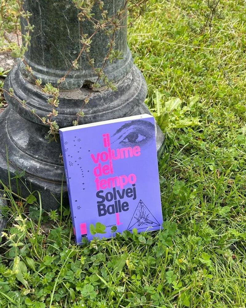copertina libro Il volume del Tempo di Solvej Balle, autrice scandinava