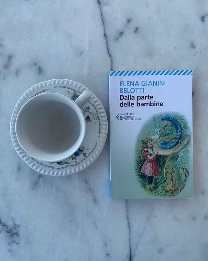 libro dalla parte delle bambine su tavolo con tazzina di caffè