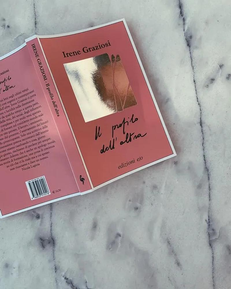 libro sul tavolo, copertina, il profilo dell'altra di irene graziosi
