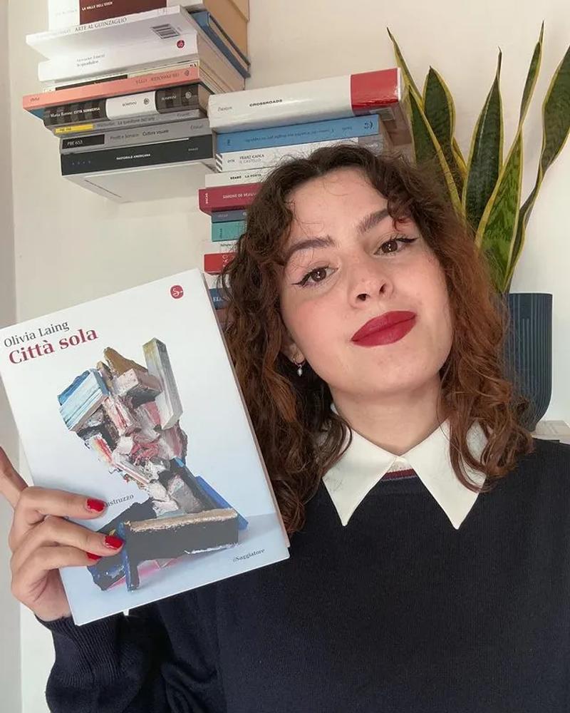 siria con il libro città sola in mano