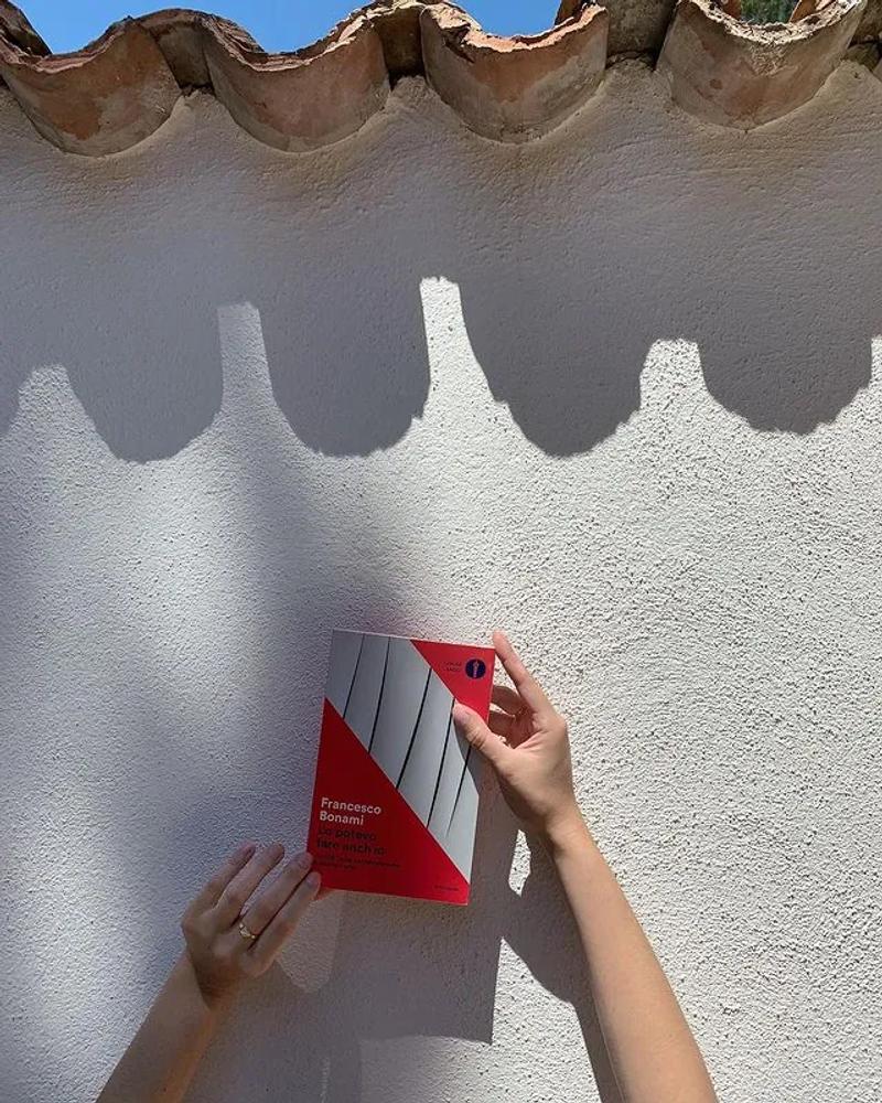 mani che tengono libro di francesco bonami, lo potevo fare anch'io