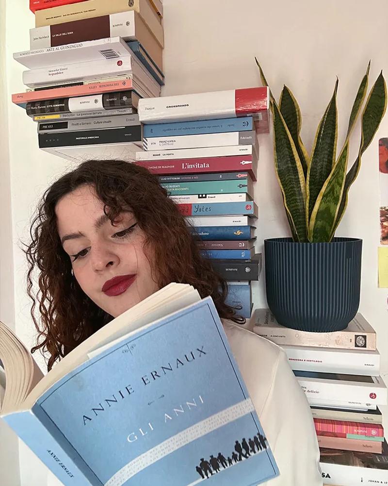 siria che legge un libro