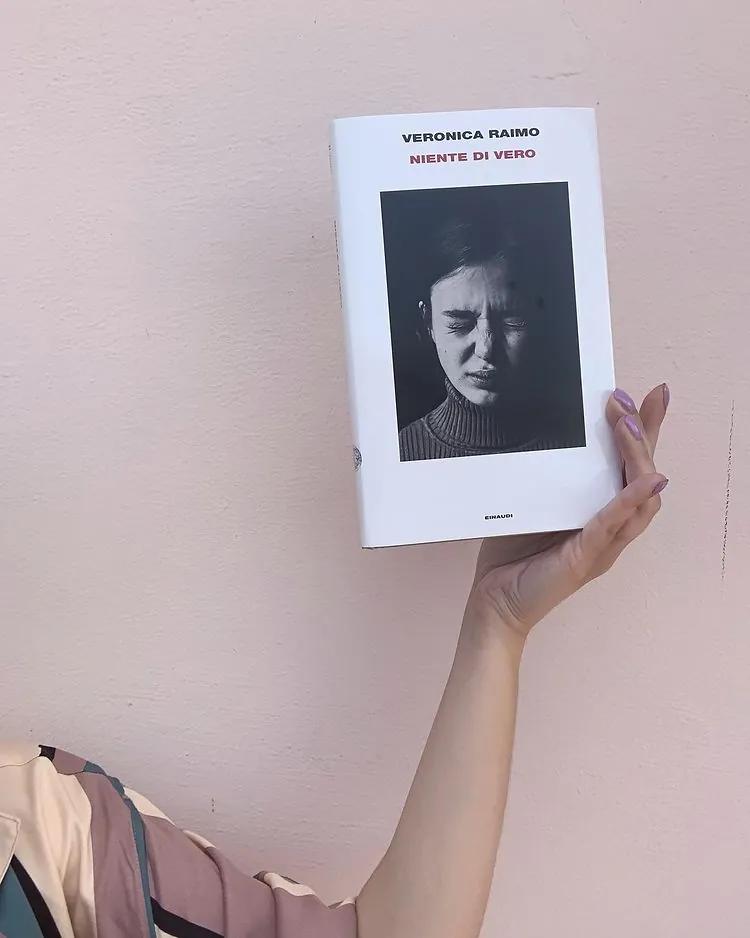 foto copertina di niente di vero, veronica raimo