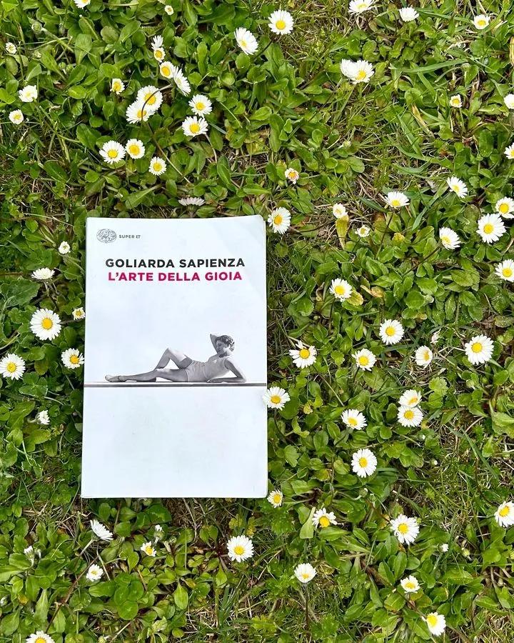 foto del libro su un prato di margherite