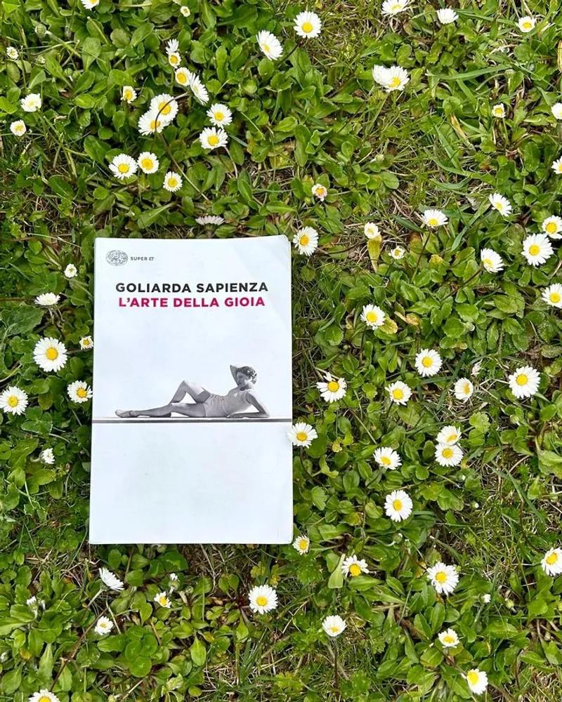 foto del libro su un prato di margherite