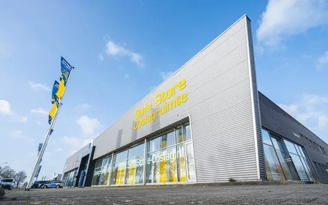 De vestiging in Vlissingen met de oorspronkelijke Safe Store-gevelsignalisatie