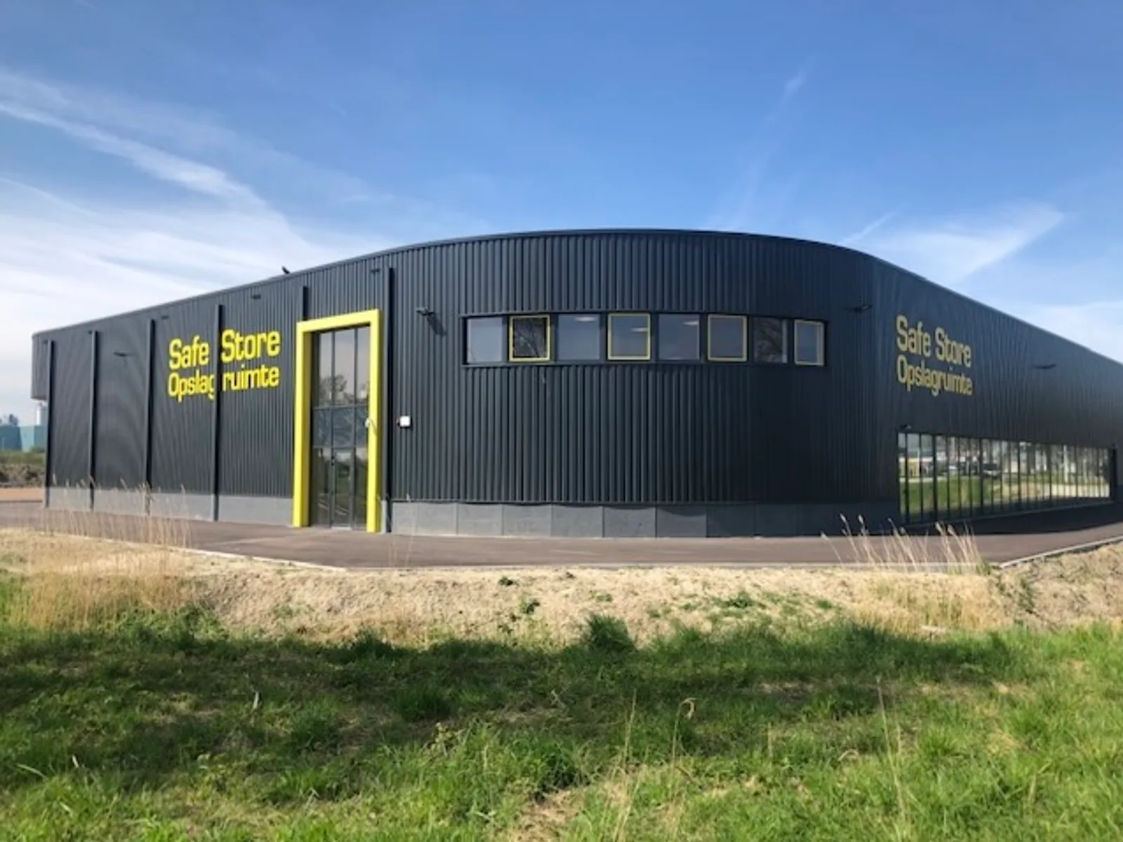 Buitenkant van Cobalt Box Terneuzen aan de Techniekstraat