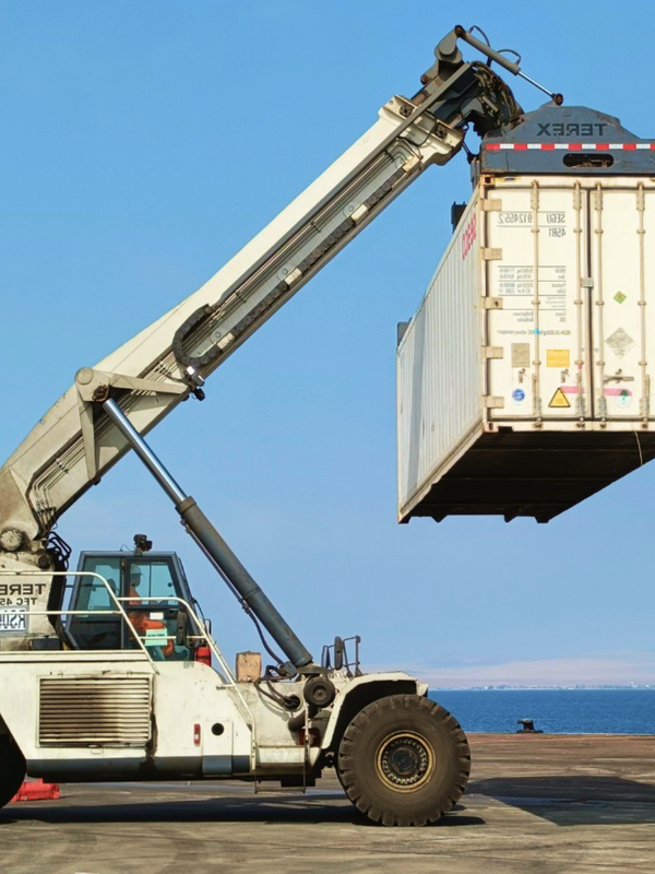 Operación e inspección de equipos portuarios (reach stacker)