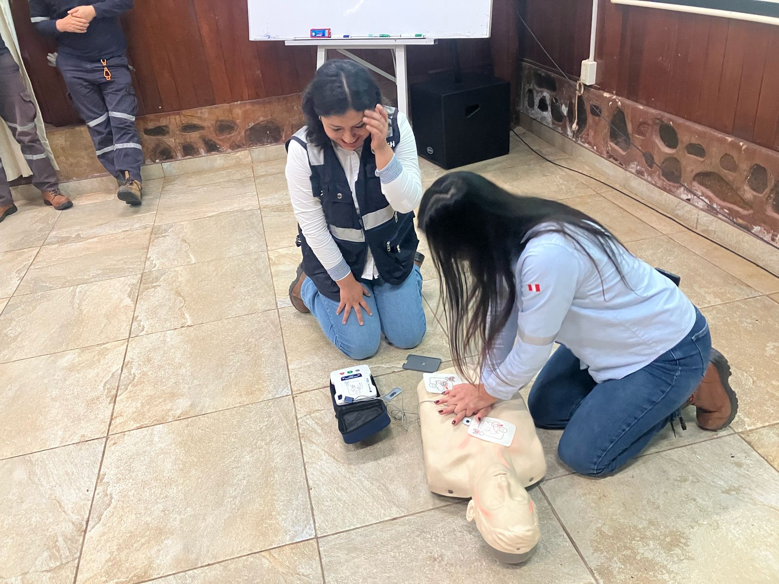 Participantes en capacitación de primeros auxilios y reanimación cardiopulmonar 
