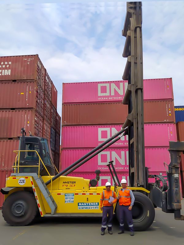 Capacitación de operadores en Top Loader o carretilla elevadora de contenedores.