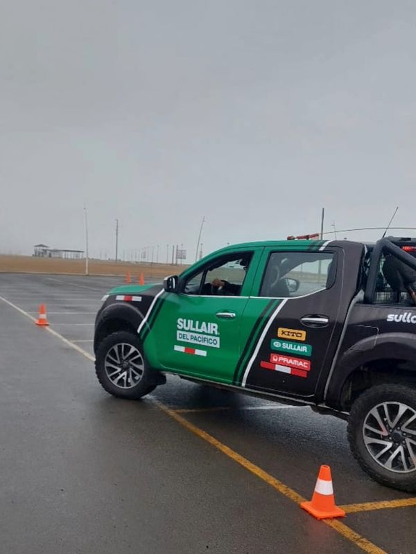 Clase práctica de manejo a la defensiva en camioneta 4x4