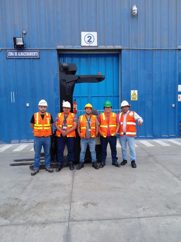 Entrenamiento de operadores de apilador eléctrico en el Callao.