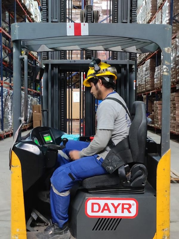 Entranamiento a operador de apilador eléctrico en la ciudad de Chiclayo.