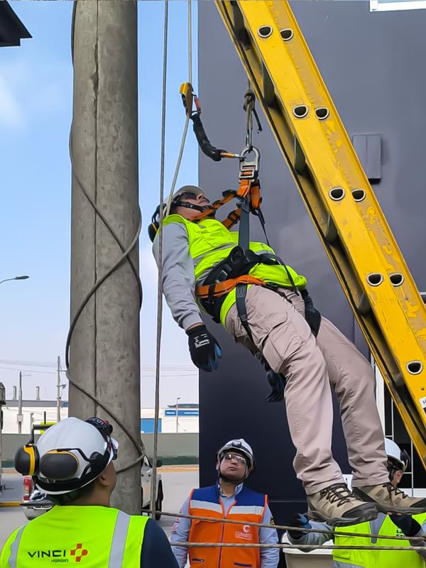 Entrenamiento para trabajos en altura según normativa ANSI