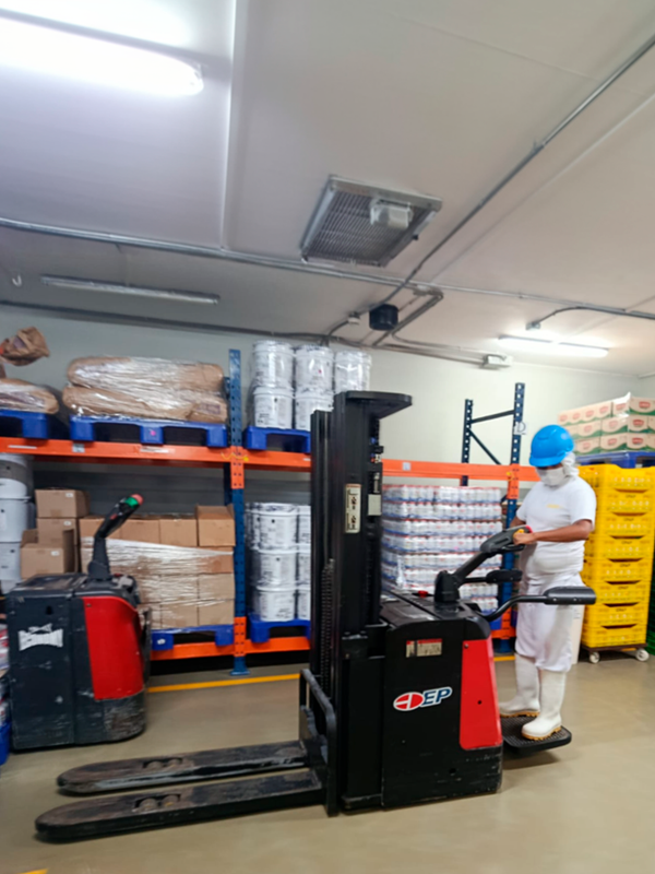 curso de transpaleta eléctrica hombre parado