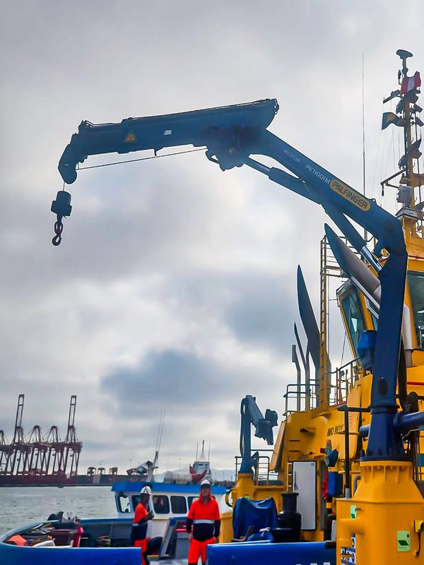 Grúa con brazo articulado en puerto