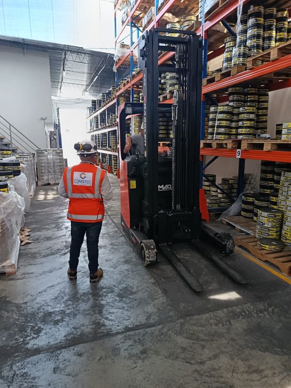 Entrenamiento a operador de apilador eléctrico en Santiago de Surco.