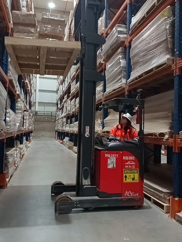 Entrenamiento a operador de apilador eléctrico en el distrito de Lurín.