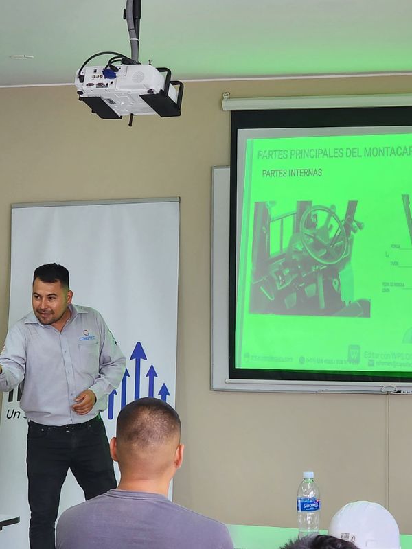 Capacitación teórica sobre montacargas en IPESA, Chiclayo.