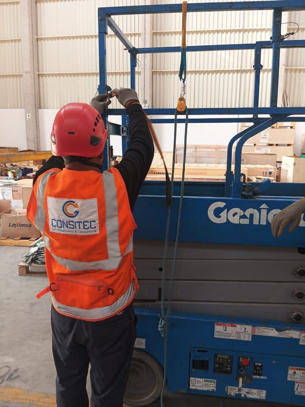 Instructor de Consitec realizando entrenamiento práctico a operadores de manlift scissor o de tipo tijera.