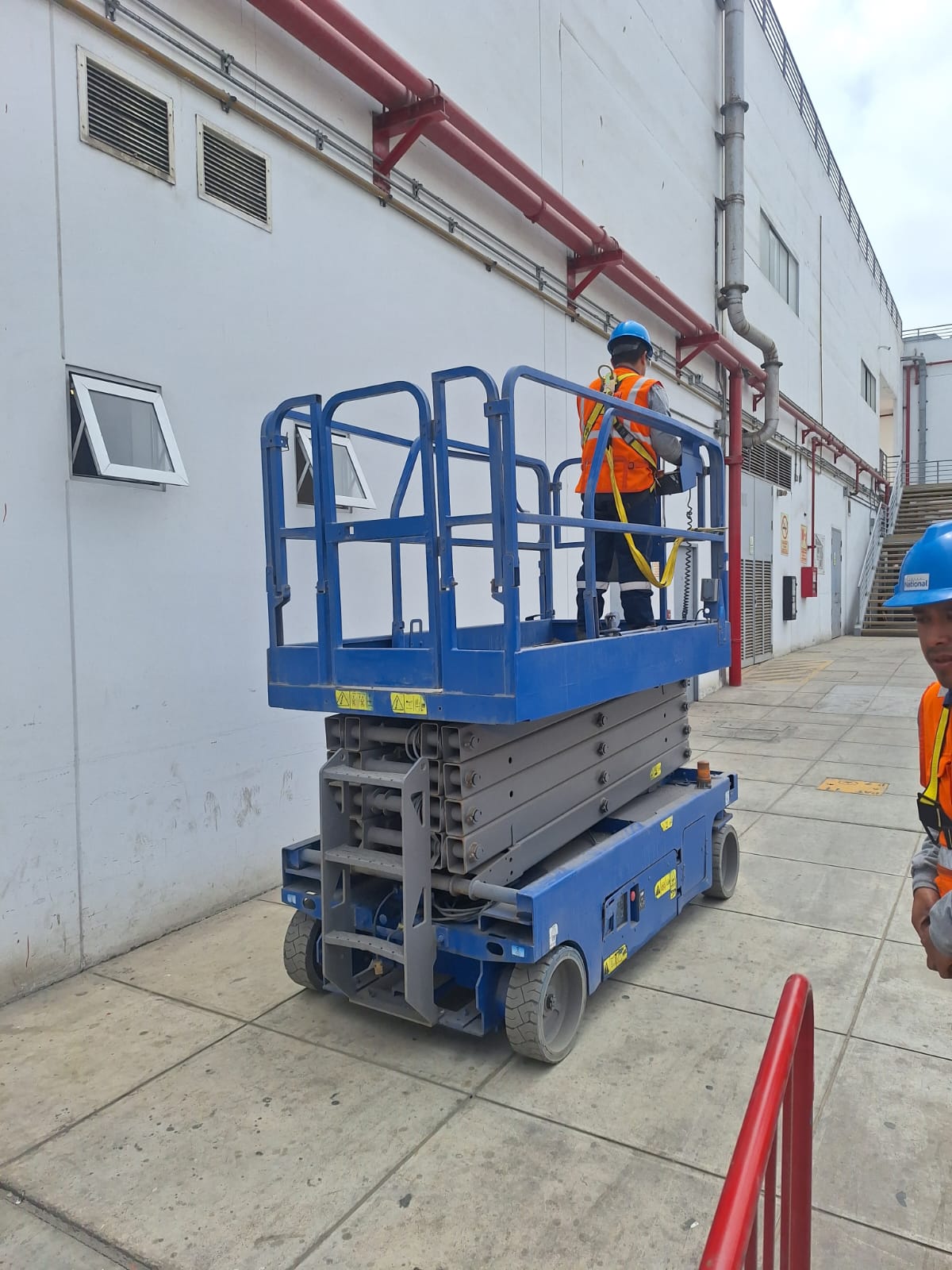 Entrenamiento práctico para operadores de manlift tipo tijera o scissor