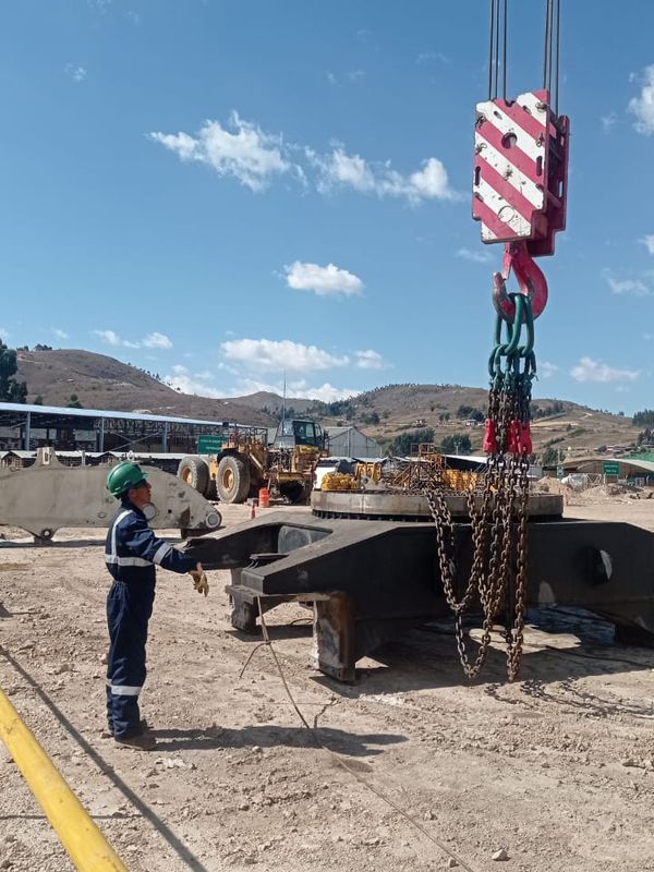 Rigger dirigiendo una maniobra de izaje con grúa móvil