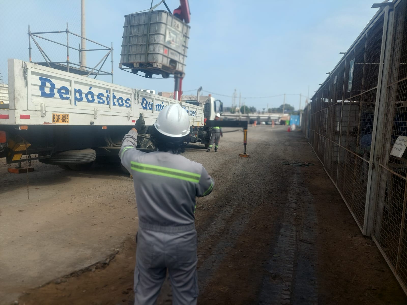 Rigger realizando indicaciones para llevar a cabo una maniobra de izaje con camión grúa
