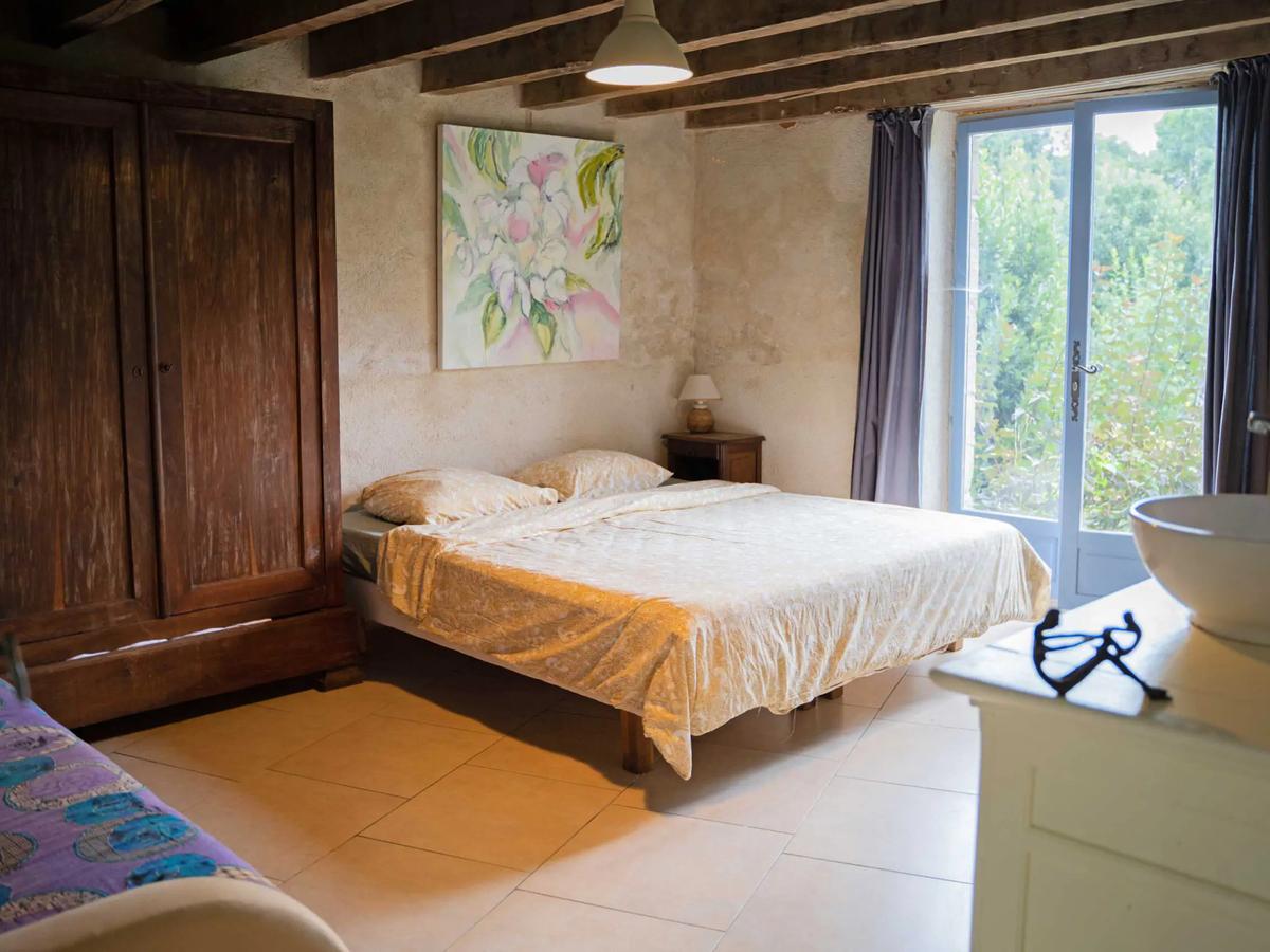 Sfeervolle zithoek binnen, met een schouw en een loungebank