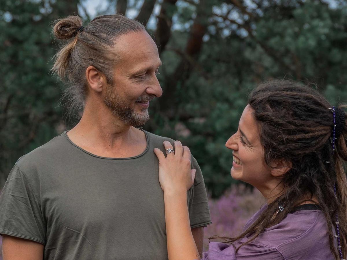 Chris Schindeler en Michelle in een bloeiend heideveld, lachend naar elkaar