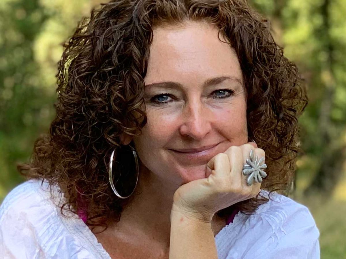 Portret van Yvonne van de Graaf, glimlachend met haar kin op haar hand