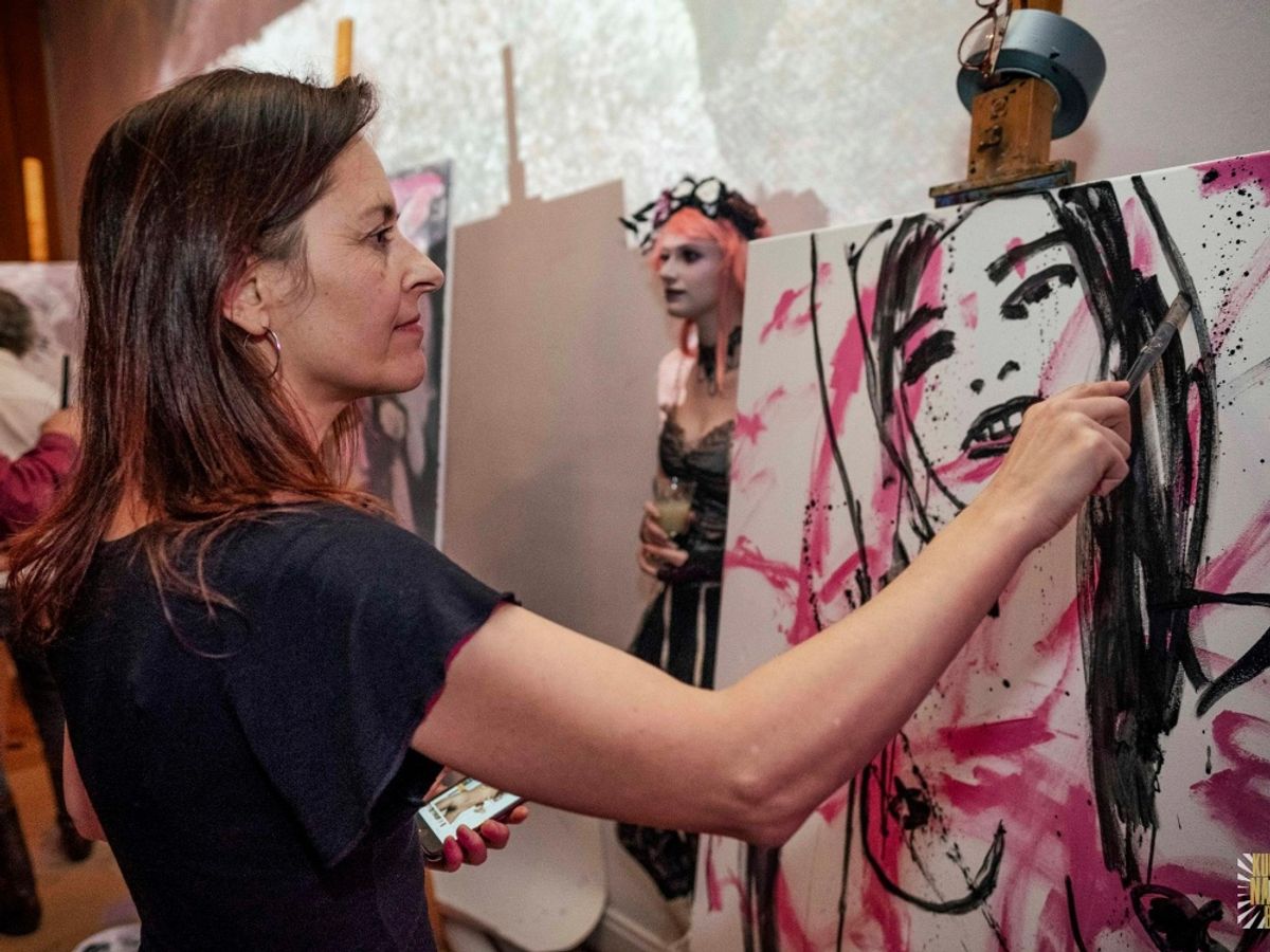 Jacqueline Schellingerhout schildert live een groot expressief portret
