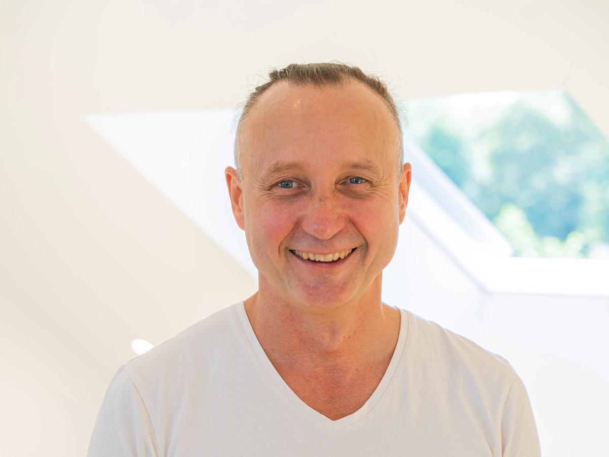 Portret van Wim Molinello, lachend in de natuur
