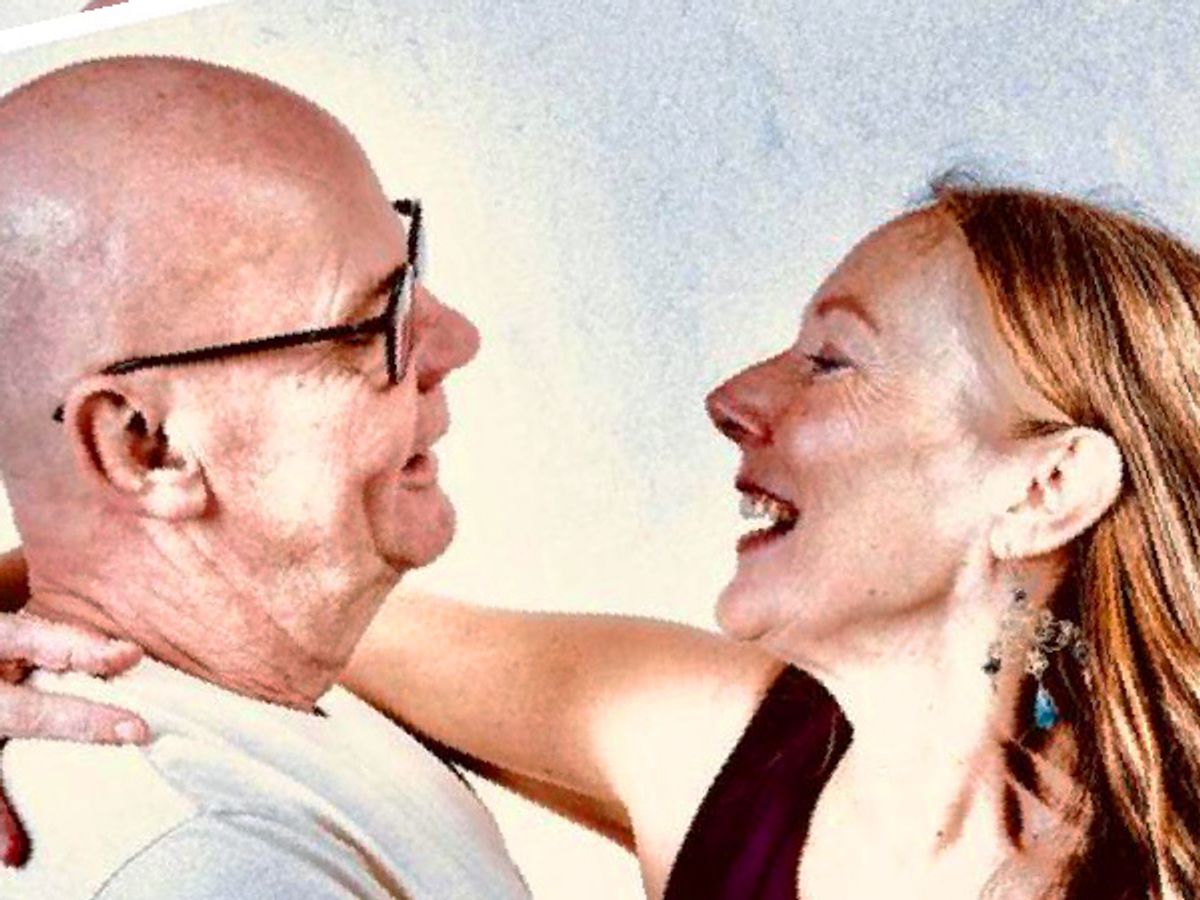 Jon en Rose Skelton Pearson omhelzen elkaar lachend