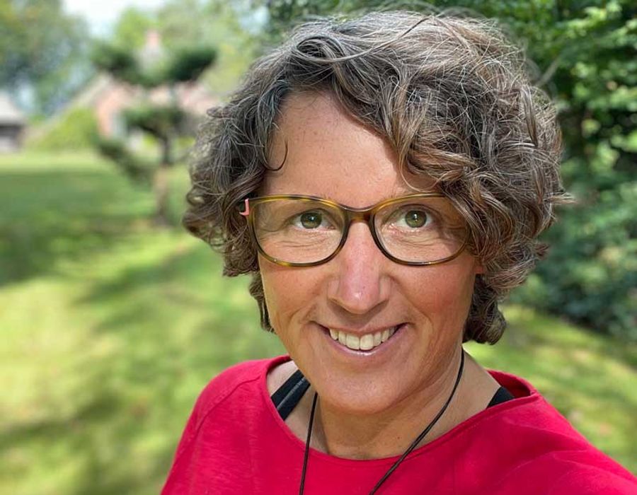 Portret van gastvrouw Judith van den Berkmortel in de tuin
