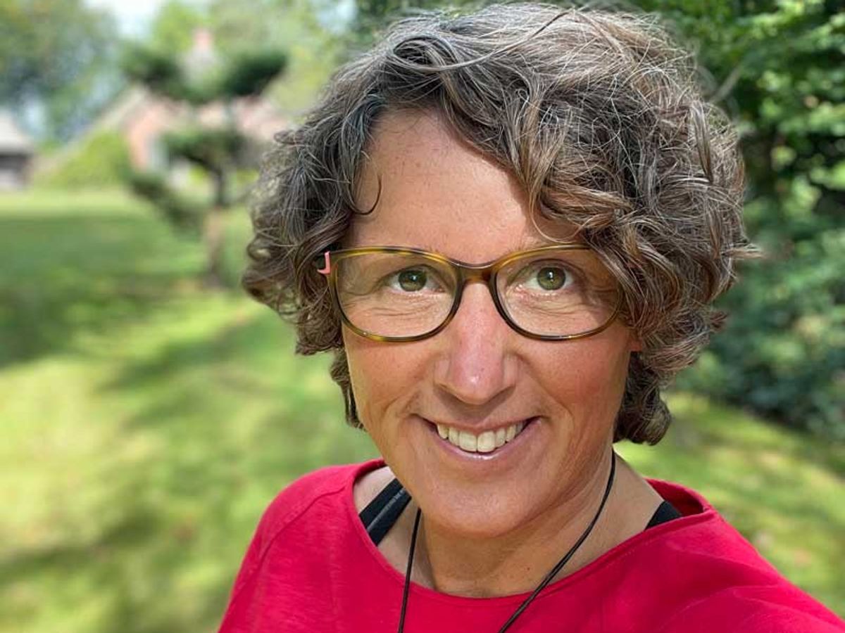 Portret van Judith van den Berkmortel in de tuin bij de molen