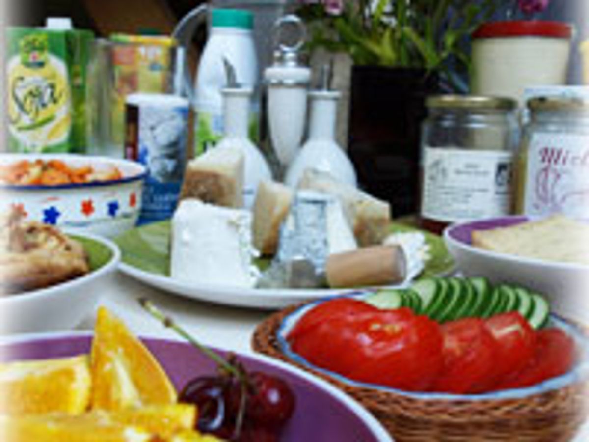 Vrijwilligers in de keuken tijdens een cursusweek op Le Moulin