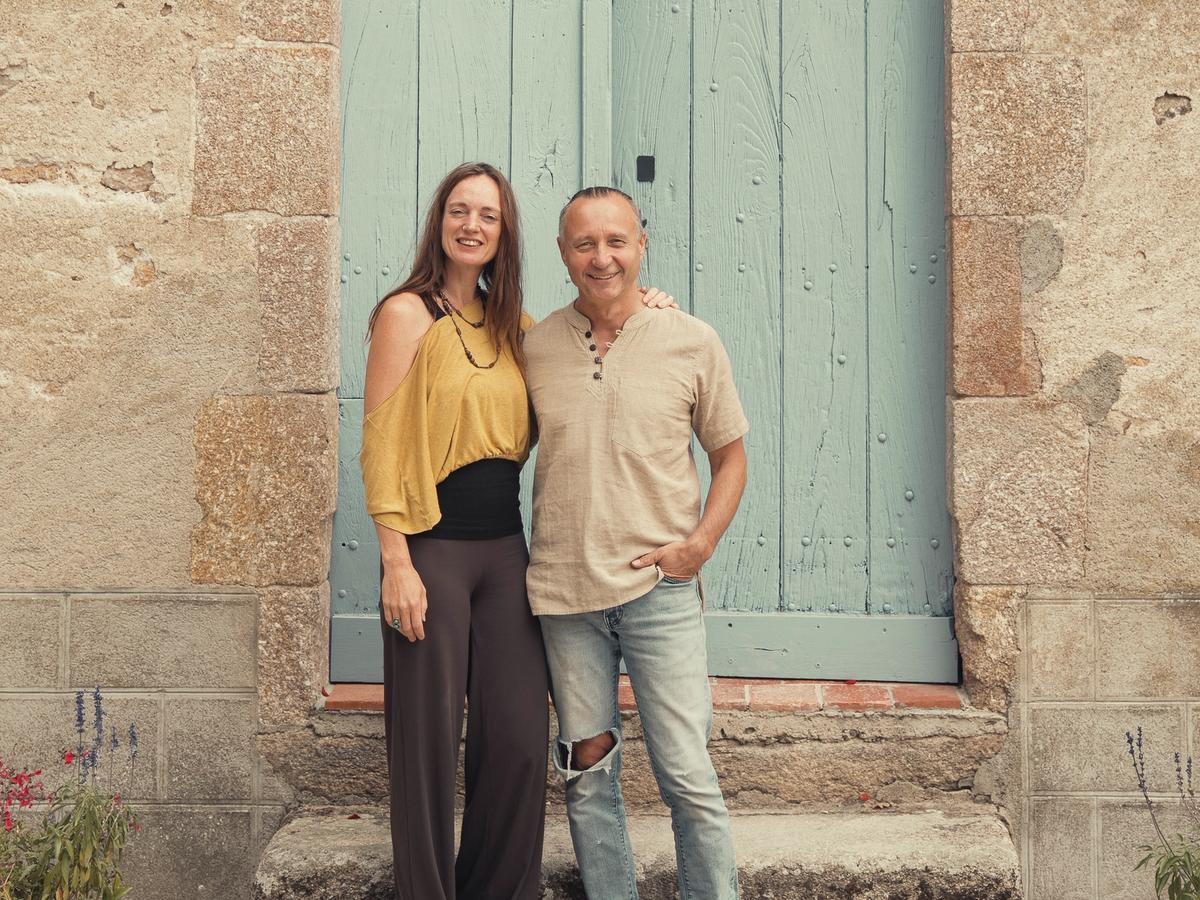 Chandra en Wim bij de blauwe deur van Le Moulin