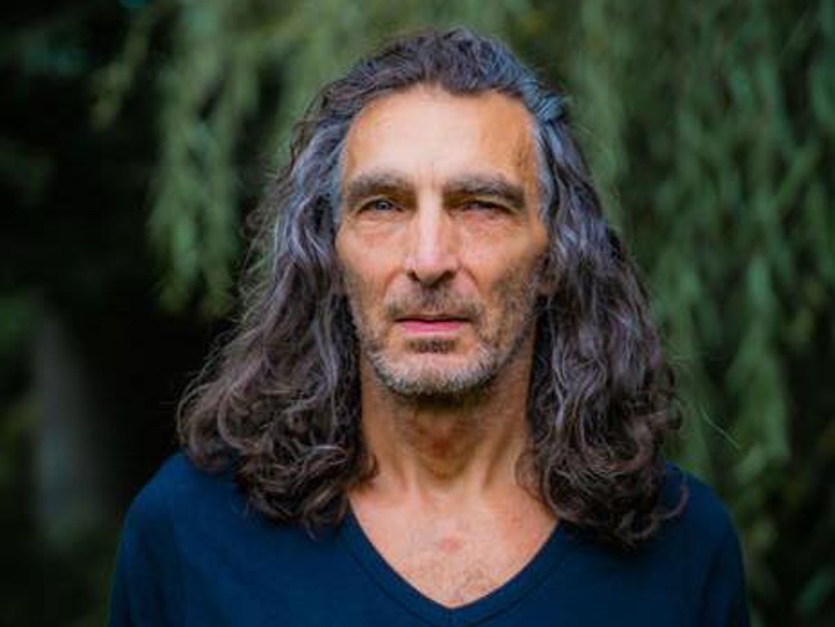 Johan Raaimakers, portret voor een achtergrond van bamboe