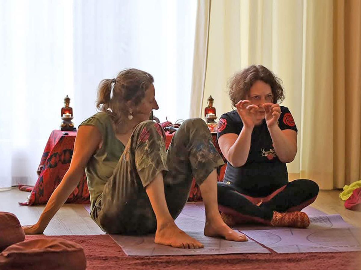 Tanya Rozenthal begeleidt een tantrisch retreat in een ruimte met deelnemers op matten