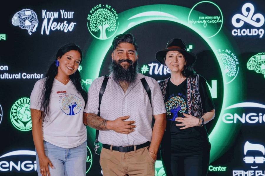 Three guests in Be Peace – Be Hope shirts in front of the HOPE:ON wall