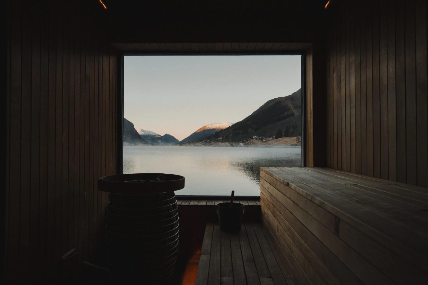 Sauna i Skei med utsikt over Jølstravatnet og fjell