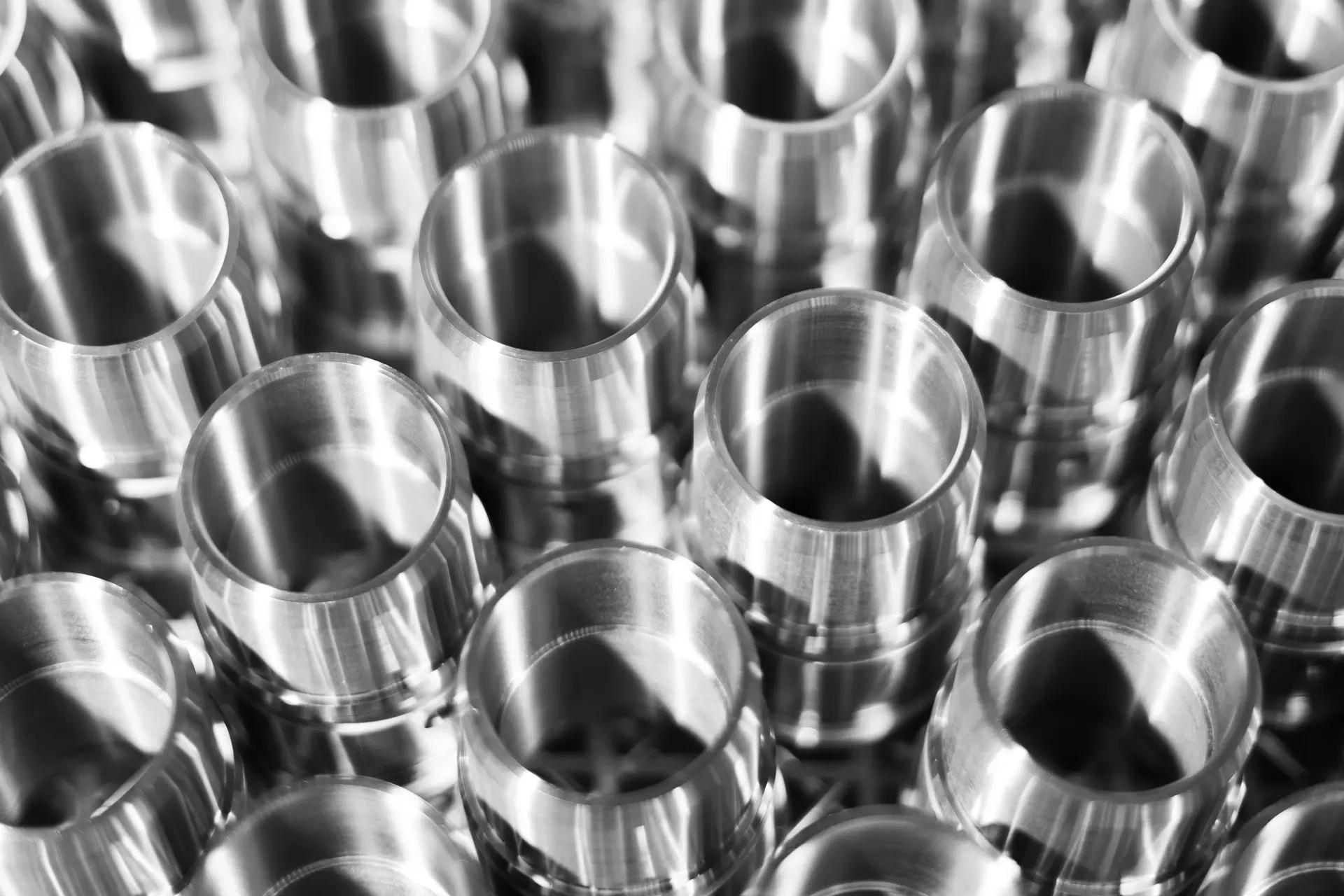 Detailaufnahme von vielen Fertigungsteilen aufgreiht bei HMBT.