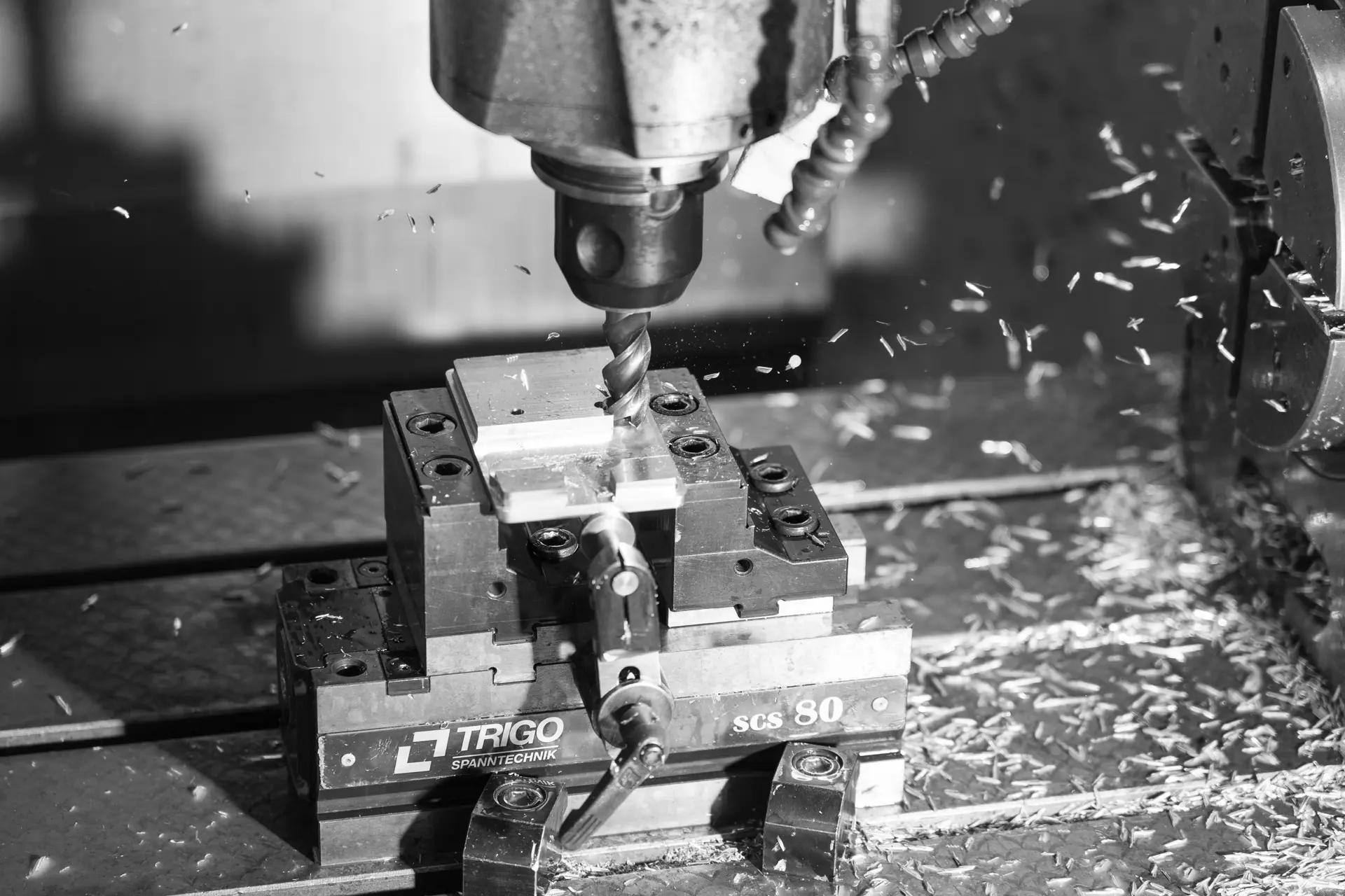 Ein Zerspanungsgerät in aktion von HMBT.