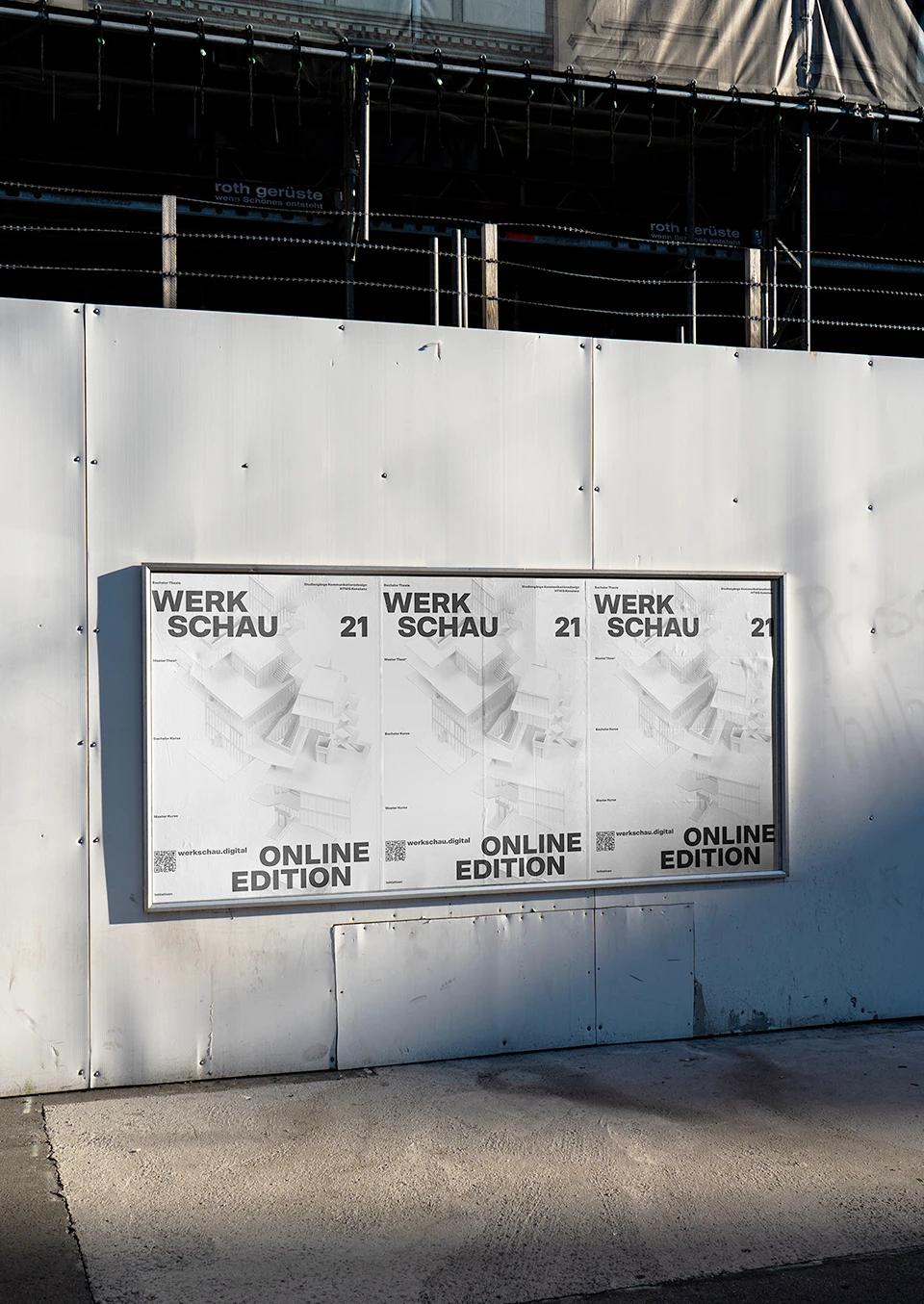 Drei Werkschauplakate an einem Bau-Sichtschutz befestigt.