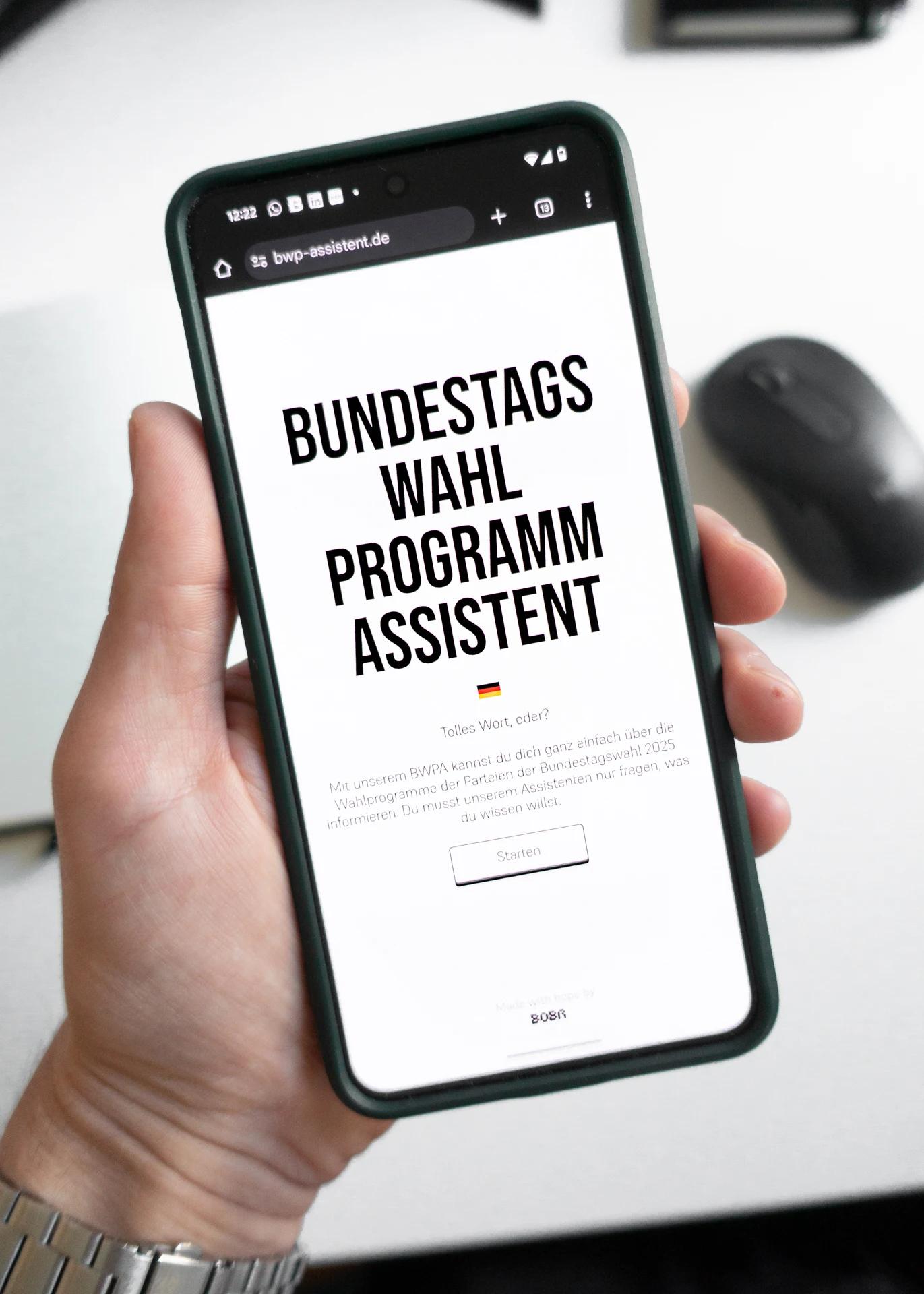 Die geöffnete Landing Page des Bundestagwahlprogrammasisstenten auf einem Handy.
