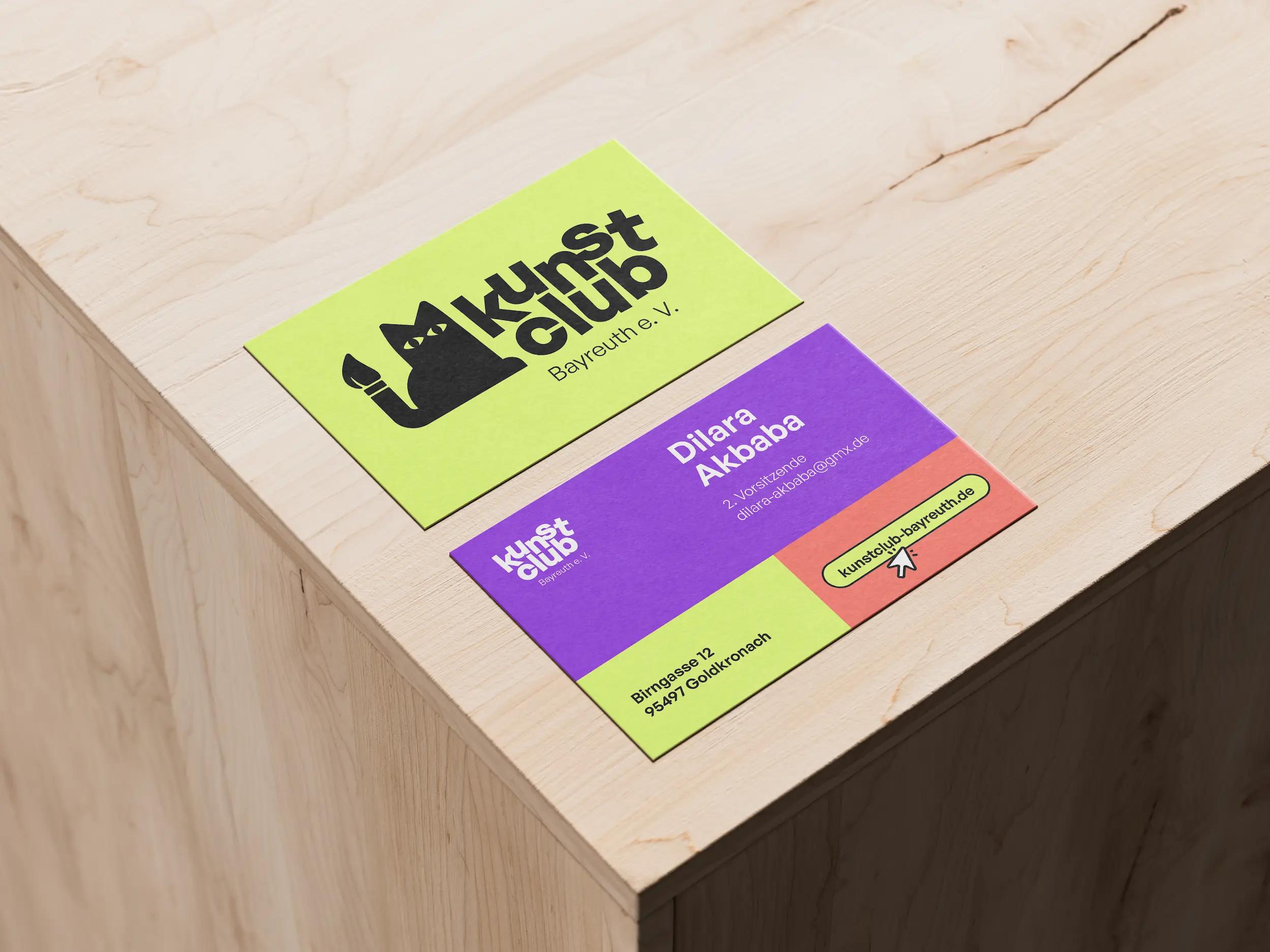 Ein Mockup der Vorder- und Rückseite der Visitenkarten des Kunstclubs Bayreuth e.V.